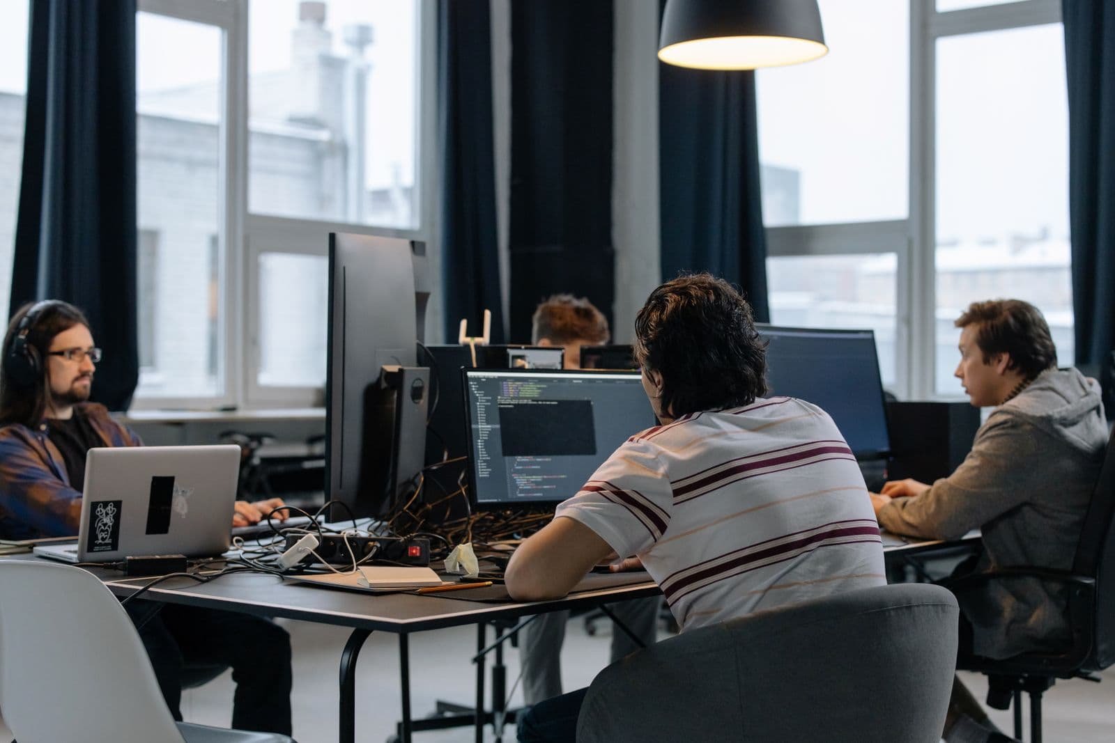 Equipe de tecnologia reunida em um ambiente de trabalho
